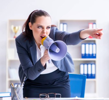 Ofiste hoparlörle bağıran kızgın iş kadını.