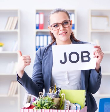 İş kadını görevinden istifa ediyor.