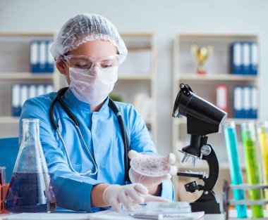 Laboratuvarda deneyler yapan kadın bilim adamı.