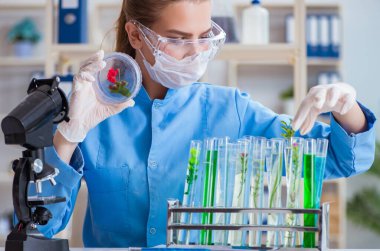 Bir laboratuarda deney yapan kadın bir bilim adamı.