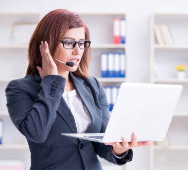 Müşterilerle çalışan çağrı merkezi operatörü