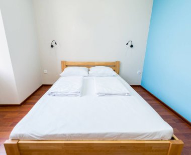 Otelde çift kişilik yatak.