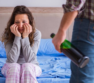 Sarhoş alkoliklerle aile içi şiddet kavramı