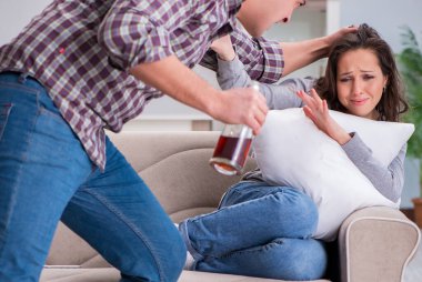 Sarhoş alkoliklerle aile içi şiddet kavramı