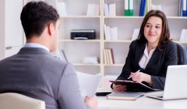 İş adamıyla iş kadını arasındaki iş görüşmesi