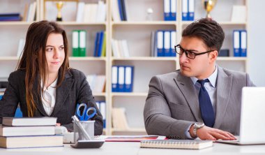 Kadın ve erkek arasındaki ofis anlaşmazlığı