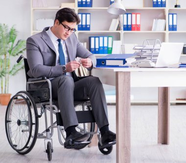 Ofiste çalışan engelli işadamı