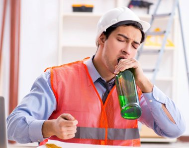 Atölyede çalışan sarhoş mühendis.