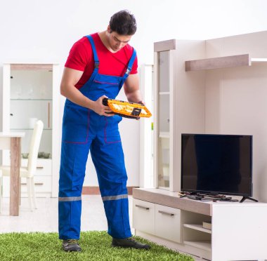 Profesyonel tamir mühendisi bozuk televizyonu tamir ediyor.