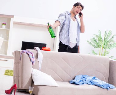 Ev partisinden sonra evde dağınık bir adam