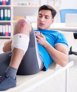 Spor sakatlığı geçiren hasta doktoru ziyaret ediyor.