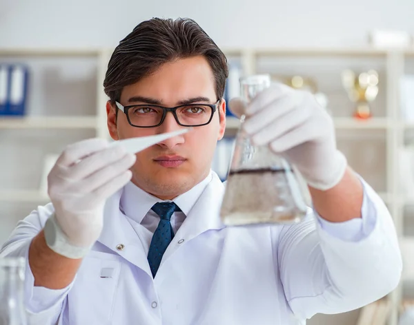 Junge Forscherin bei einem Wassertest Kontamination expe — Stockfoto