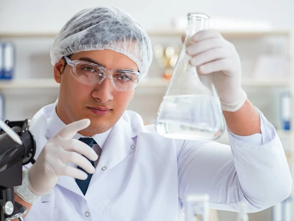 Científico joven investigador haciendo una prueba de contaminación de agua expe — Foto de Stock