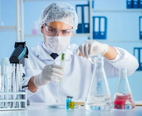 Concepto de biotecnología con científico en laboratorio — Foto de Stock