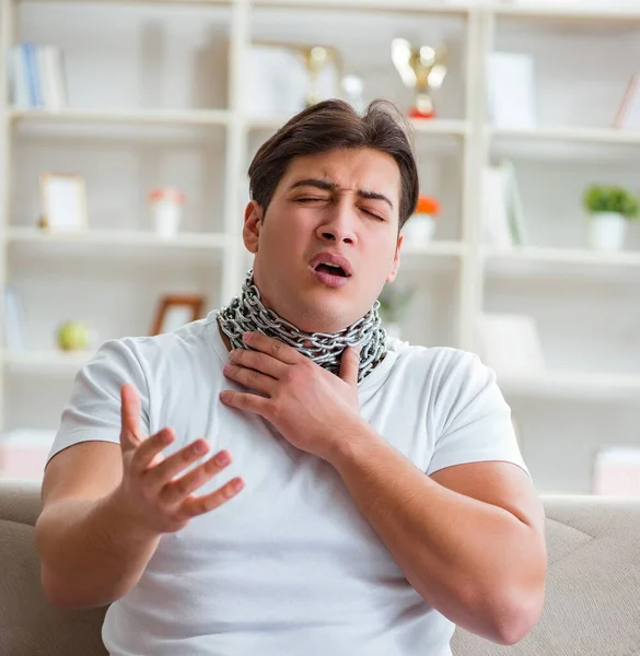 Młody człowiek cierpiący na ból gardła — Zdjęcie stockowe