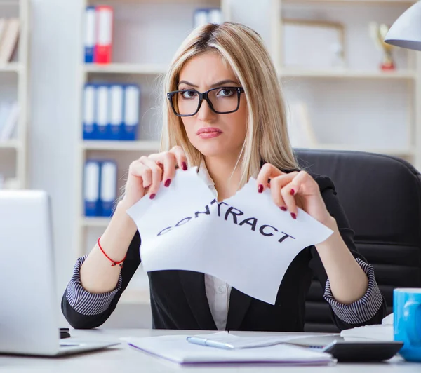 Giovane donna d'affari con messaggio in ufficio — Foto Stock