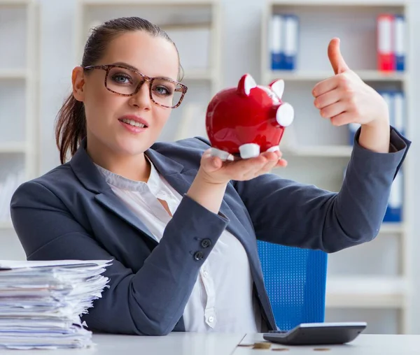 Affärskvinna i begreppet pensionssparande — Stockfoto