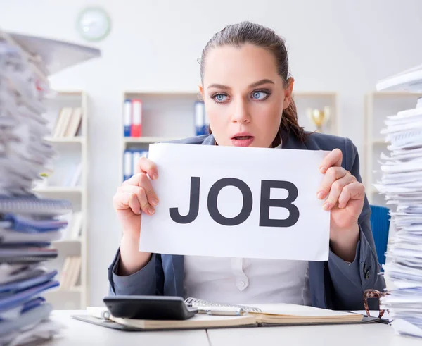 Businesswoman not coping with workload and resigning — Stock Photo, Image