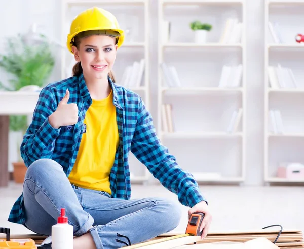 Femmina riparatore falegname taglio unendo assi di legno facendo r — Foto Stock