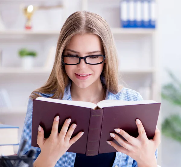 Jonge tiener vrouwelijke student voorbereiding voor examens thuis — Stockfoto