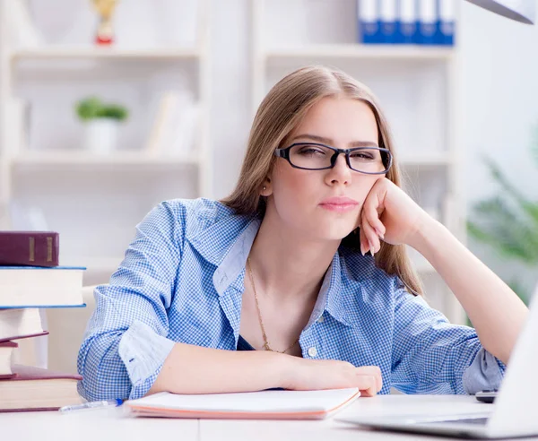 Jonge tiener vrouwelijke student voorbereiding voor examens thuis — Stockfoto