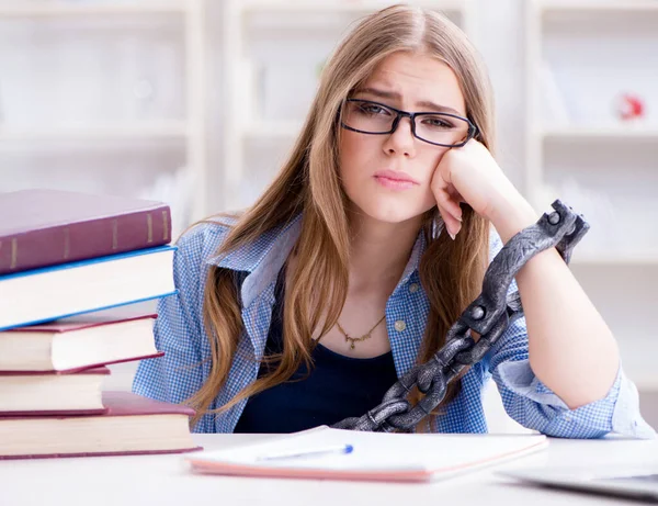 Mladá dospívající studentka se připravuje na zkoušky doma — Stock fotografie