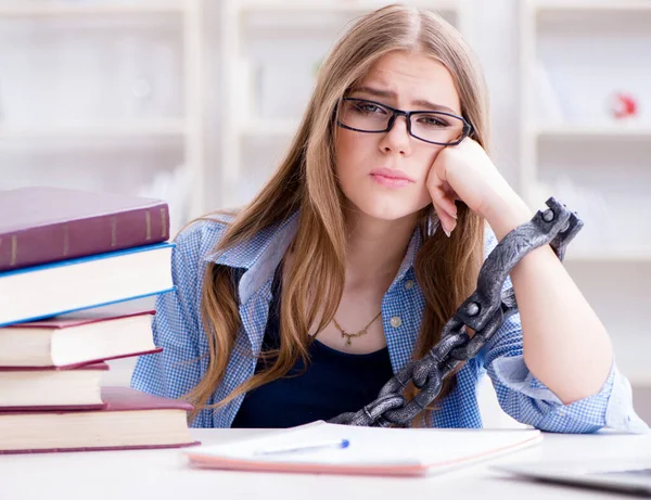 Jonge tiener vrouwelijke student voorbereiding voor examens thuis — Stockfoto