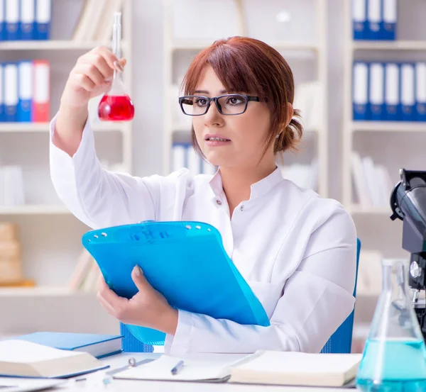 Kvinnlig forskare som utför ett experiment i ett laboratorium — Stockfoto