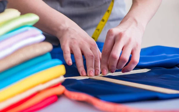 Schneiderin arbeitet an einer Nähmaschine — Stockfoto