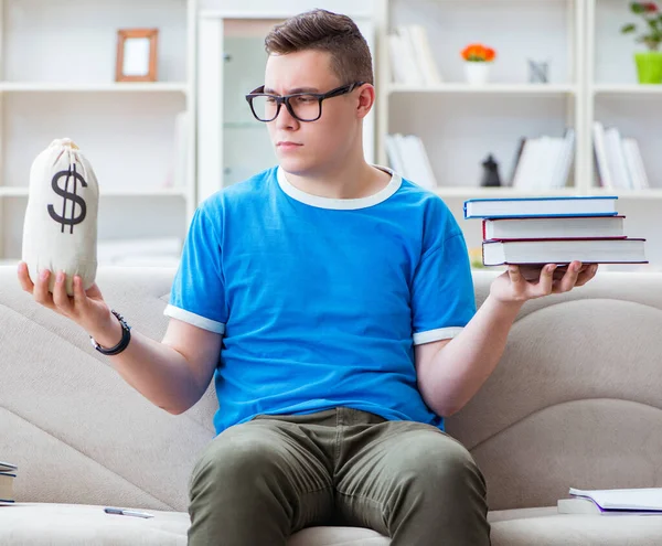 Estudiante joven preparándose para los exámenes que estudian en casa en un sofá — Foto de Stock