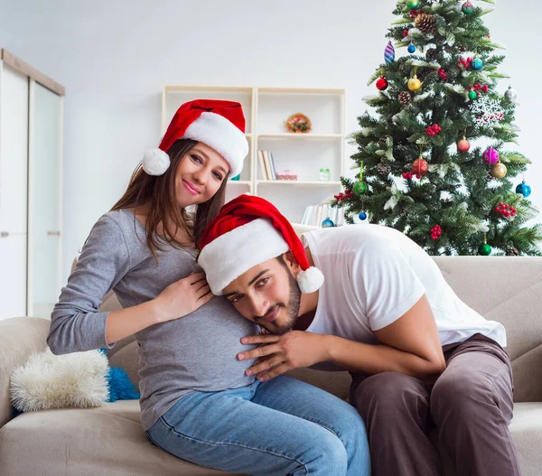 Genç aile Noel 'i kutlayan bir bebek bekliyor. — Stok fotoğraf