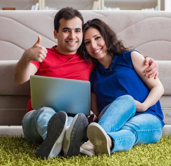 Familia joven pareja esperando un bebé — Foto de Stock