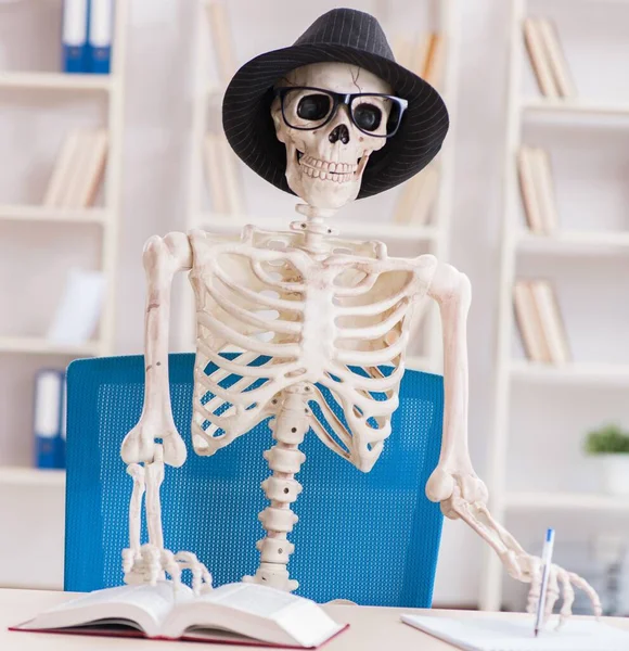 Skelett-Geschäftsmann arbeitet im Büro — Stockfoto