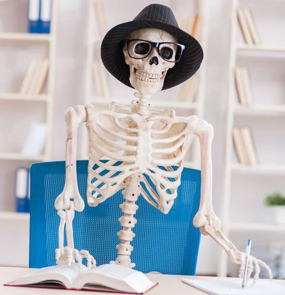 Zakenman van Skeleton op kantoor — Stockfoto