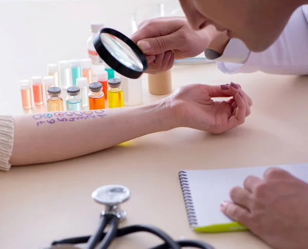 Arzt testet Allergie-Reaktion von Patient im Krankenhaus — Stockfoto