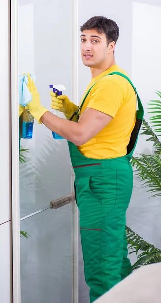 Empreiteiro de limpeza profissional trabalhando em casa — Fotografia de Stock