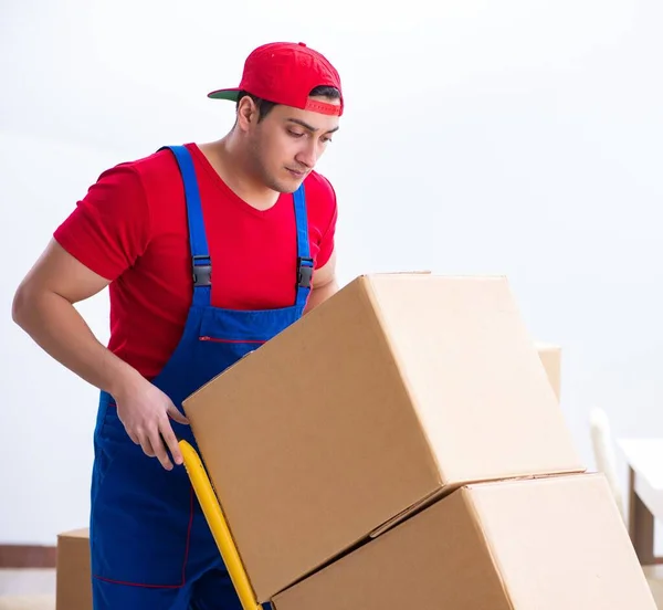 Bauunternehmer beim Umziehen von Kartons im Büro — Stockfoto