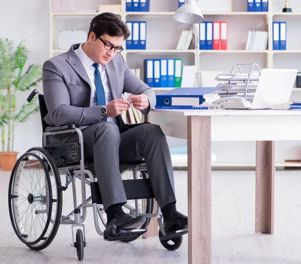 Uomo d'affari disabile che lavora in ufficio — Foto Stock