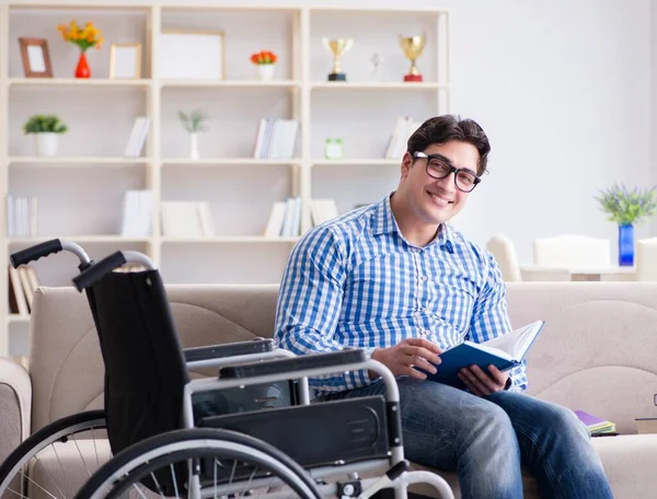 Jonge student rolstoel in gehandicaptenconcept — Stockfoto