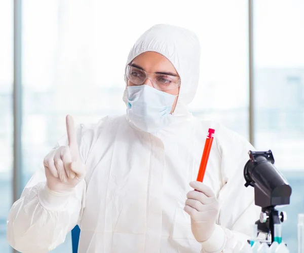 Químico masculino trabalhando em laboratório — Fotografia de Stock