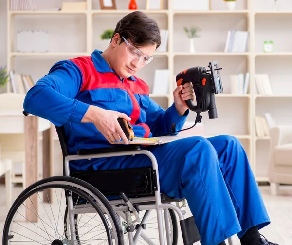 Uomo disabile che lavora con sega a mano a casa — Foto Stock