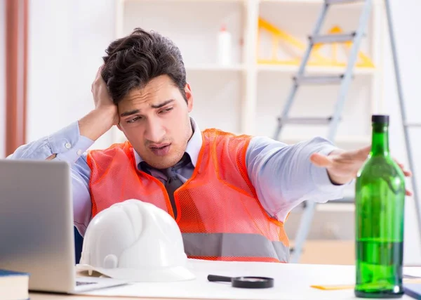 Engenheiro bêbado trabalhando na oficina — Fotografia de Stock