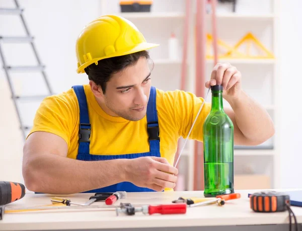 Drunk engineer working in the workshop — Stock Photo, Image