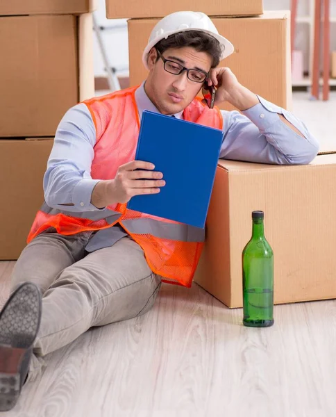 Entrega hombre borracho en el trabajo — Foto de Stock