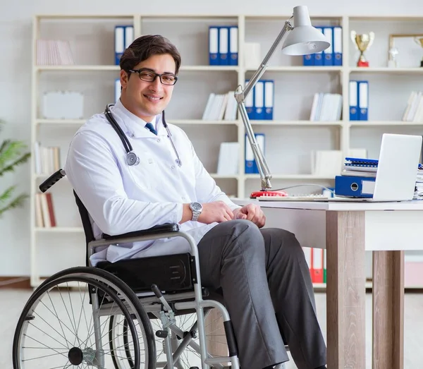 Arbeidsongeschikte arts in een rolstoel in het ziekenhuis — Stockfoto