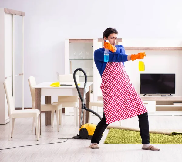 Empreiteiro homem limpeza casa fazendo tarefas — Fotografia de Stock