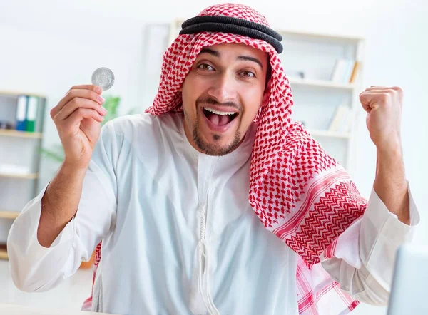 Arabman med bitcoin i cryptocurrency mining koncept — Stockfoto