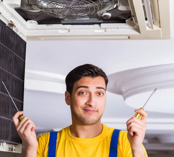 Réparateur unité de climatisation de plafond de réparation — Photo