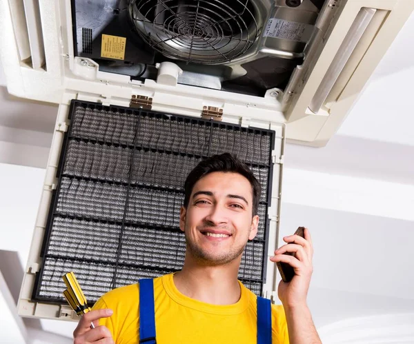 Reparatie van airconditioning aan het plafond — Stockfoto