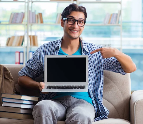 Kaukasische student met laptop voor te bereiden op universitaire examens — Stockfoto